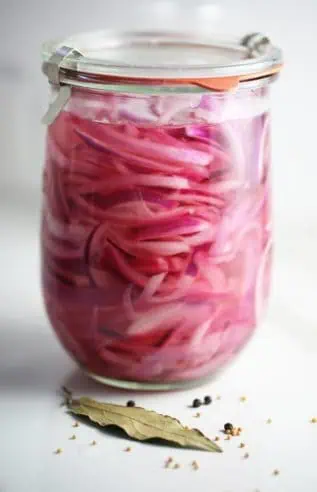 Easy and Quick Pickled Red Onions